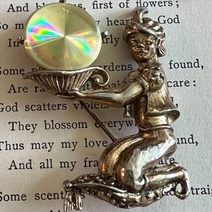 Vintage 1960's jewelarama collectible signed Genie brooch, goldtone